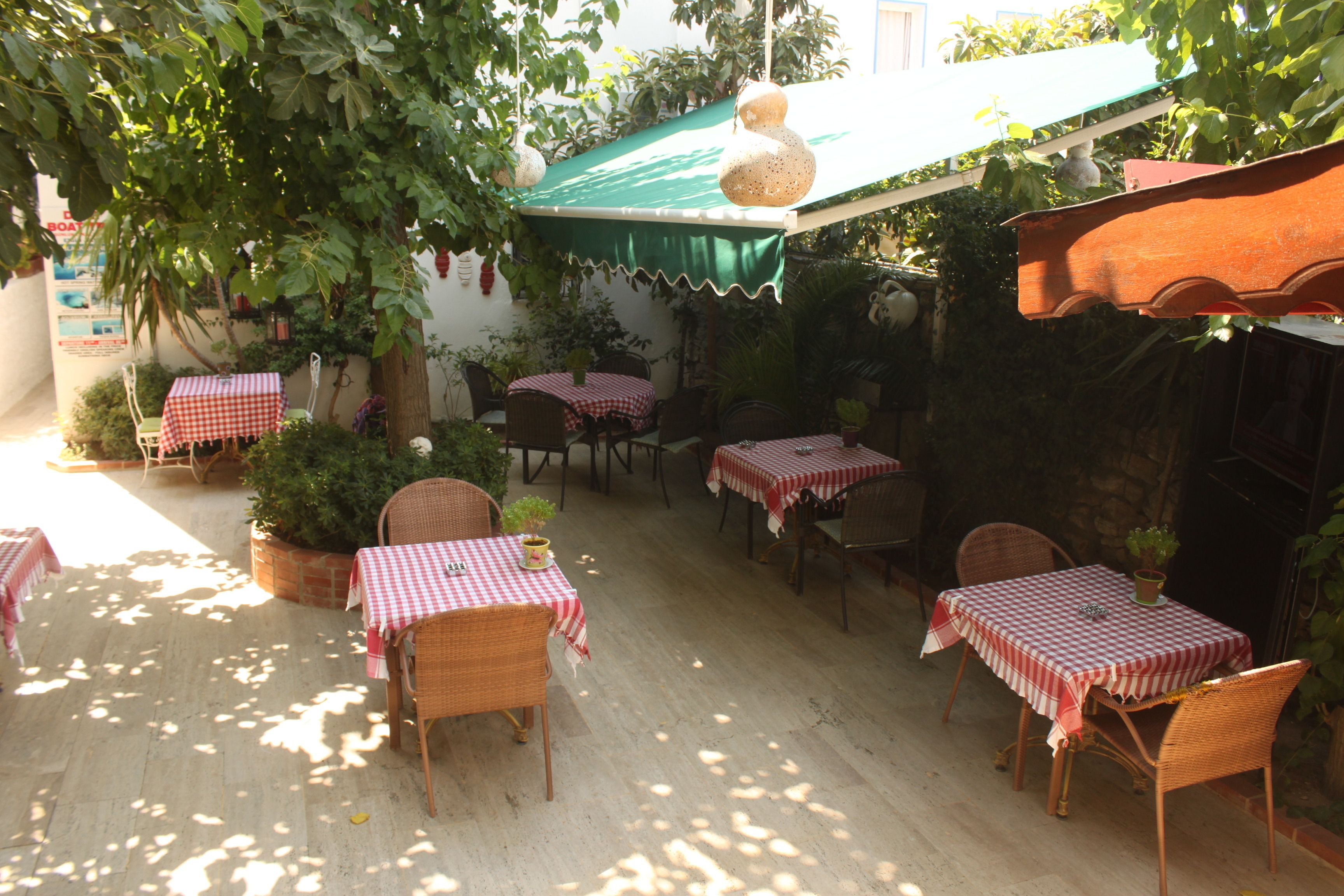 daily continental breakfast (eur 10 per person)