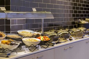 Desayuno buffet todos los días (con cargo)