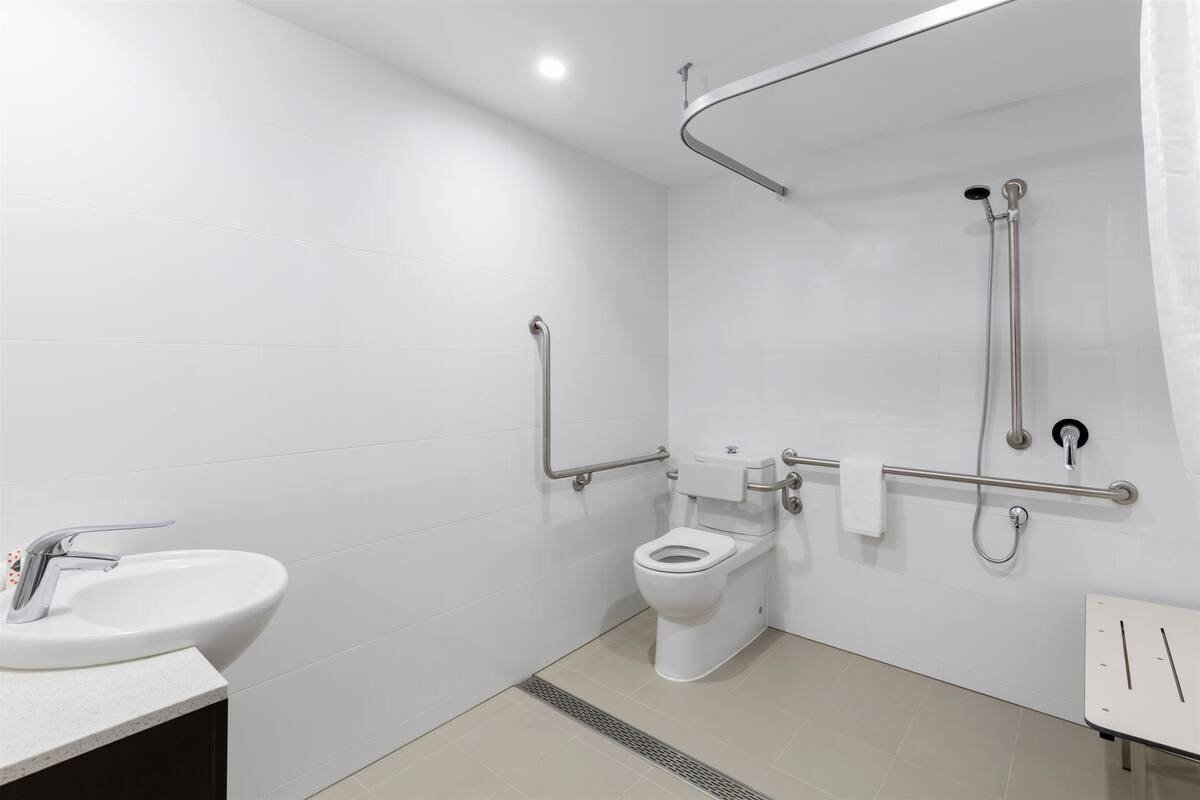 queen room | bathroom | shower, free toiletries, hair dryer, towels