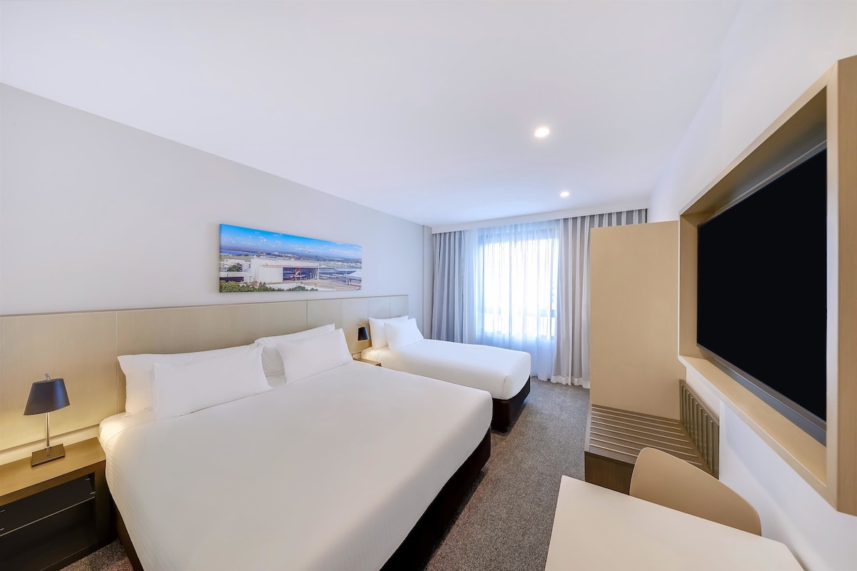 ห้องทริปเปิล | ตู้นิรภัยในห้องพัก, พื้นที่ทำงานแบบใช้แล็ปท็อป, ผ้าม่านกันแสง