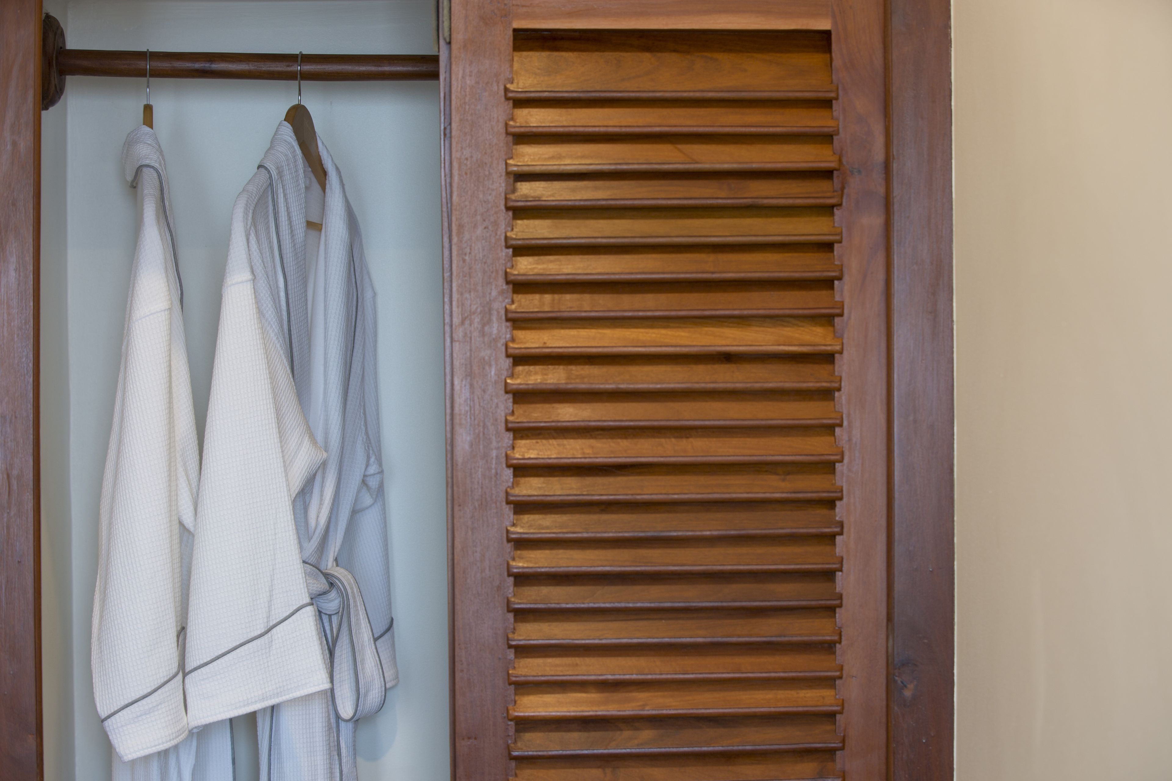 family landmark suite - pool view | room amenity