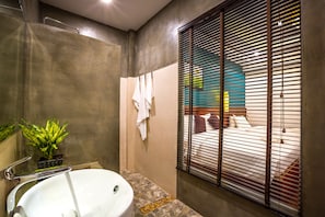 Studio Suite dành cho gia đình, ban công, quang cảnh hồ bơi (Landmark) | Phòng tắm | Đồ dùng nhà tắm miễn phí, máy sấy tóc, áo choàng tắm
