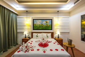 Studio Suite, ban công, quang cảnh hồ bơi (Landmark) | Bộ đồ giường cao cấp, minibar, két bảo mật tại phòng, bàn