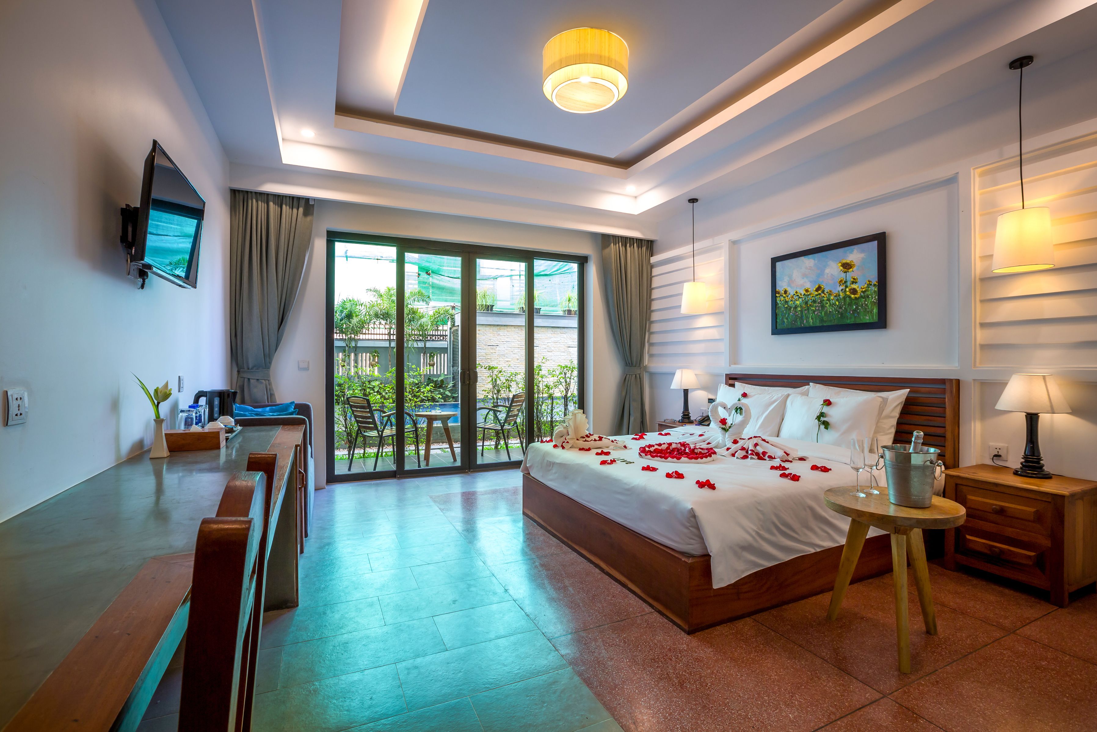 landmark suite, pool view | premium bedding, minibar, in-room safe, desk