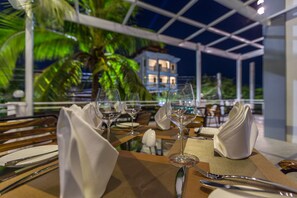 Frokost, lunsj og middag serveres, lokale og internasjonale retter 