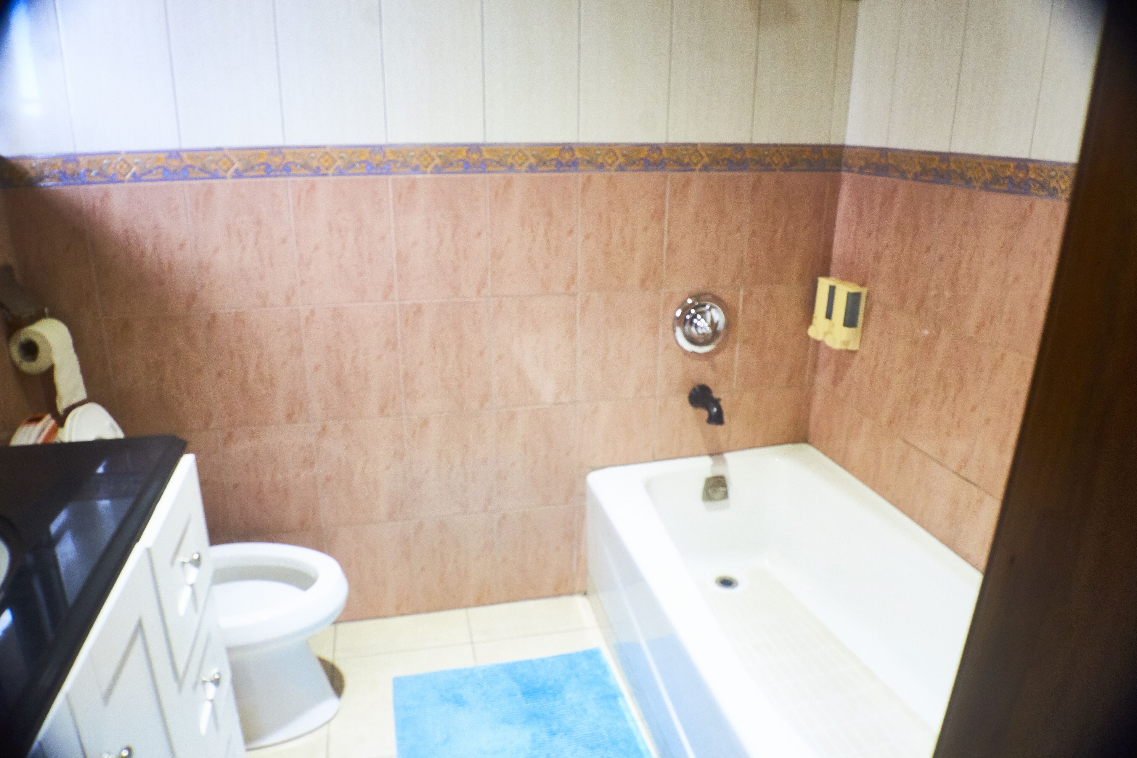 A bathroom with a toilet, sink, and bathtub.