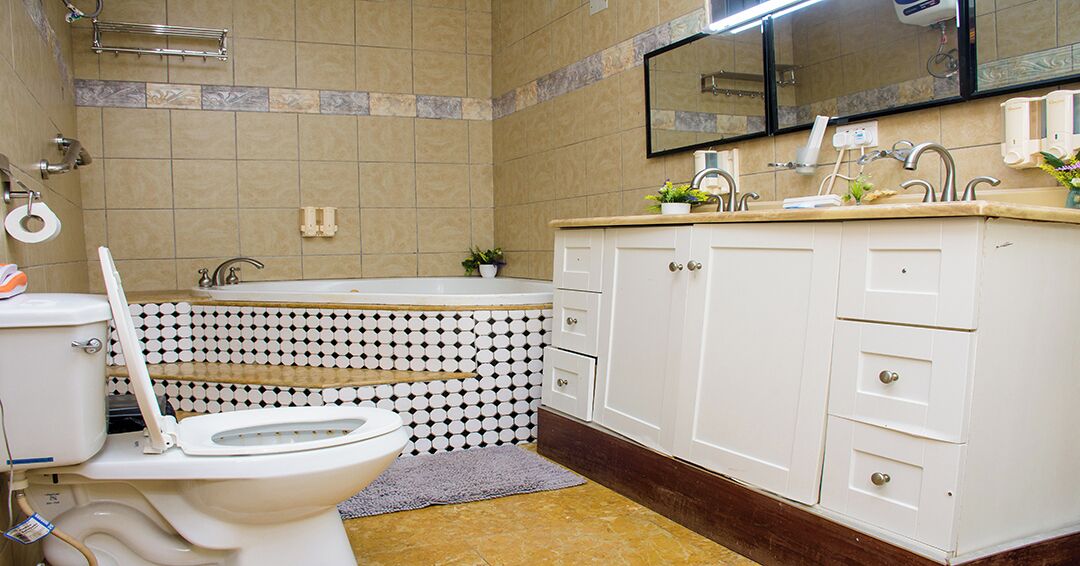 A bathroom with a toilet, sink, and bathtub.