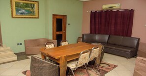 Familiesuite, 2 soverom | Minibar, skrivebord, blendingsgardiner og lydisolert