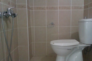 Shower, free toiletries, hair dryer, towels - Pinara Pension & Guesthouse (Fethiye)