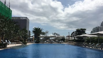 2 kolam renang outdoor, dengan kursi berjemur