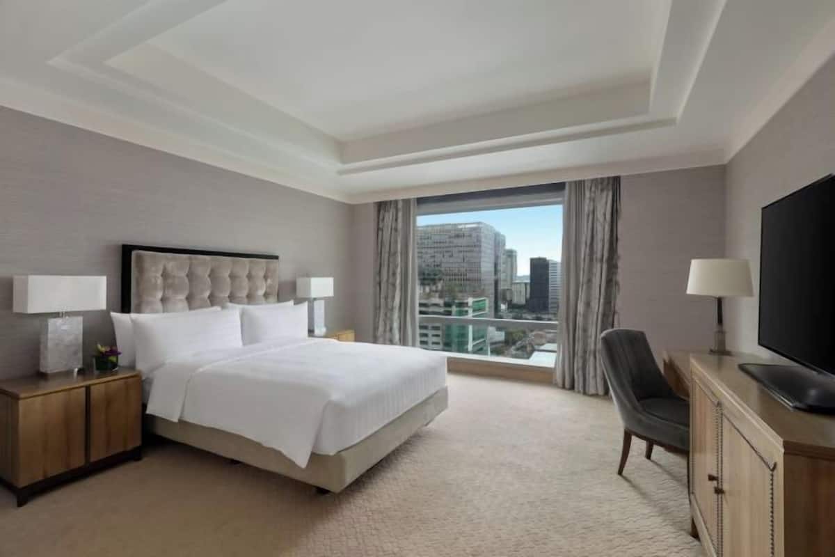 1 bedroom, premium bedding, in-room safe, desk