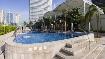 2 outdoor pools, pool loungers