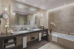 Bồn tắm và buồng tắm vòi sen riêng, bồn tắm ngâm 