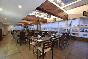 S'hi serveixen sopars i plats de cuina internacional 