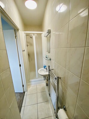 Habitació doble | Bany | Dutxa, articles de tocador gratuïts, assecador de cabells i tovalloles 