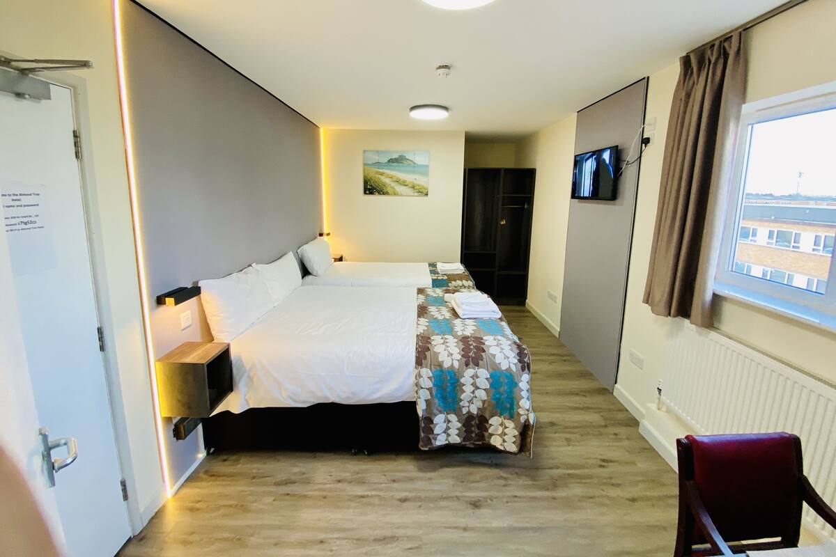 Family Room | Desk, soundproofing, iron/ironing board (on request), cribs (surcharge)