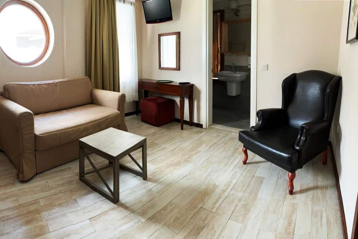 deluxe double or twin room | 1 bedroom, premium bedding, minibar, in-room safe