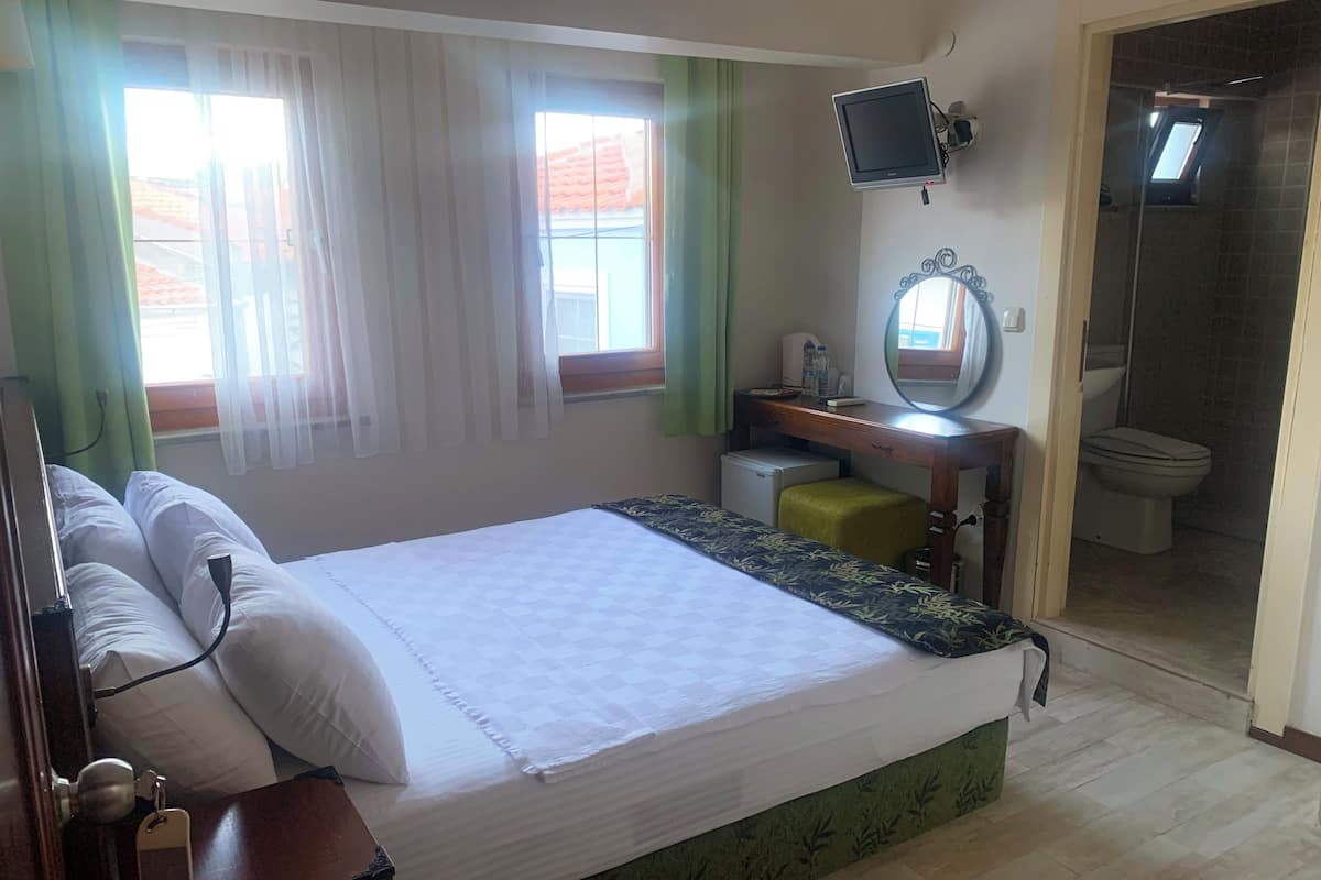 Premium bedding, minibar, in-room safe, laptop workspace