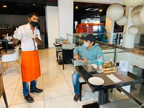 Se ofrece un desayuno bufé todos los días (por un coste adicional)