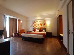 Bộ đồ giường cao cấp, minibar, két bảo mật tại phòng, bàn 