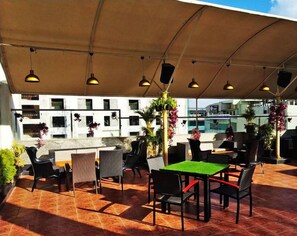 รับประทานอาหารกลางแจ้ง