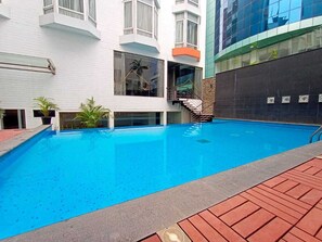 สระว่ายน้ำในร่ม, สระว่ายน้ำกลางแจ้ง, ร่มริมสระว่ายน้ำ