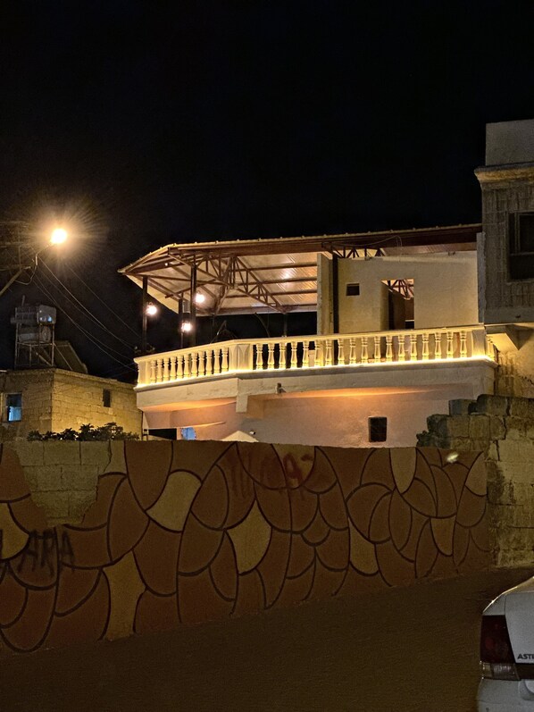 A building with a balcony, a water tower, and a patterned wall. - Hotel Serce Konagi (Sanliurfa)