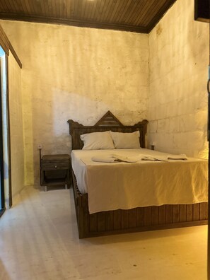 Standard Double Room, 1 Queen Bed, Non Smoking, Courtyard View | Premium bedding, minibar, individually decorated, individually furnished - Hotel Serce Konagi (Sanliurfa)