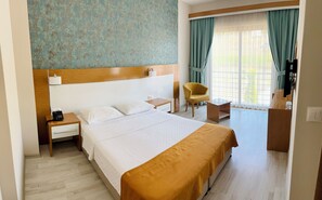 Standard-Doppelzimmer | Minibar, Zimmersafe, Schreibtisch, schallisolierte Zimmer