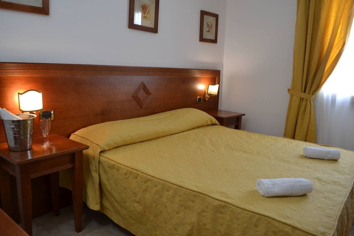 Bar mini, peti besi dalam bilik, meja, langsir/tirai gelap terus