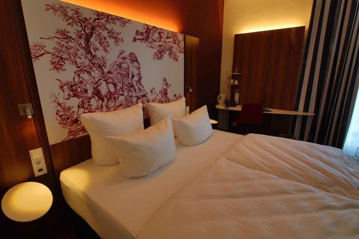 Studio | Peti besi dalam bilik, meja, kalis bunyi, seterika/papan seterika