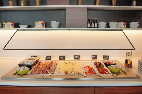 Sarapan prasmanan setiap hari (EUR 18 per orang)