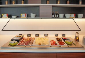 Daily buffet breakfast (EUR 16 per person) - Das Karl (ehem. IBB Hotel Ingelheim) (Ingelheim am Rhein)