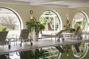 Indoor pool, sun loungers - Hotel Alpenhof Grainau (Grainau)