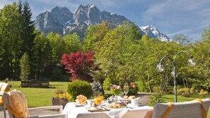 Una mesa lista para el desayuno con vistas a la montaña.