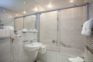 Free toiletries, bathrobes, slippers, towels - Hotel Alpenhof Grainau (Grainau)