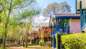 A traditional building with a balcony, surrounded by trees and a well-maintained lawn. - Azureva Lacanau (Lacanau)
