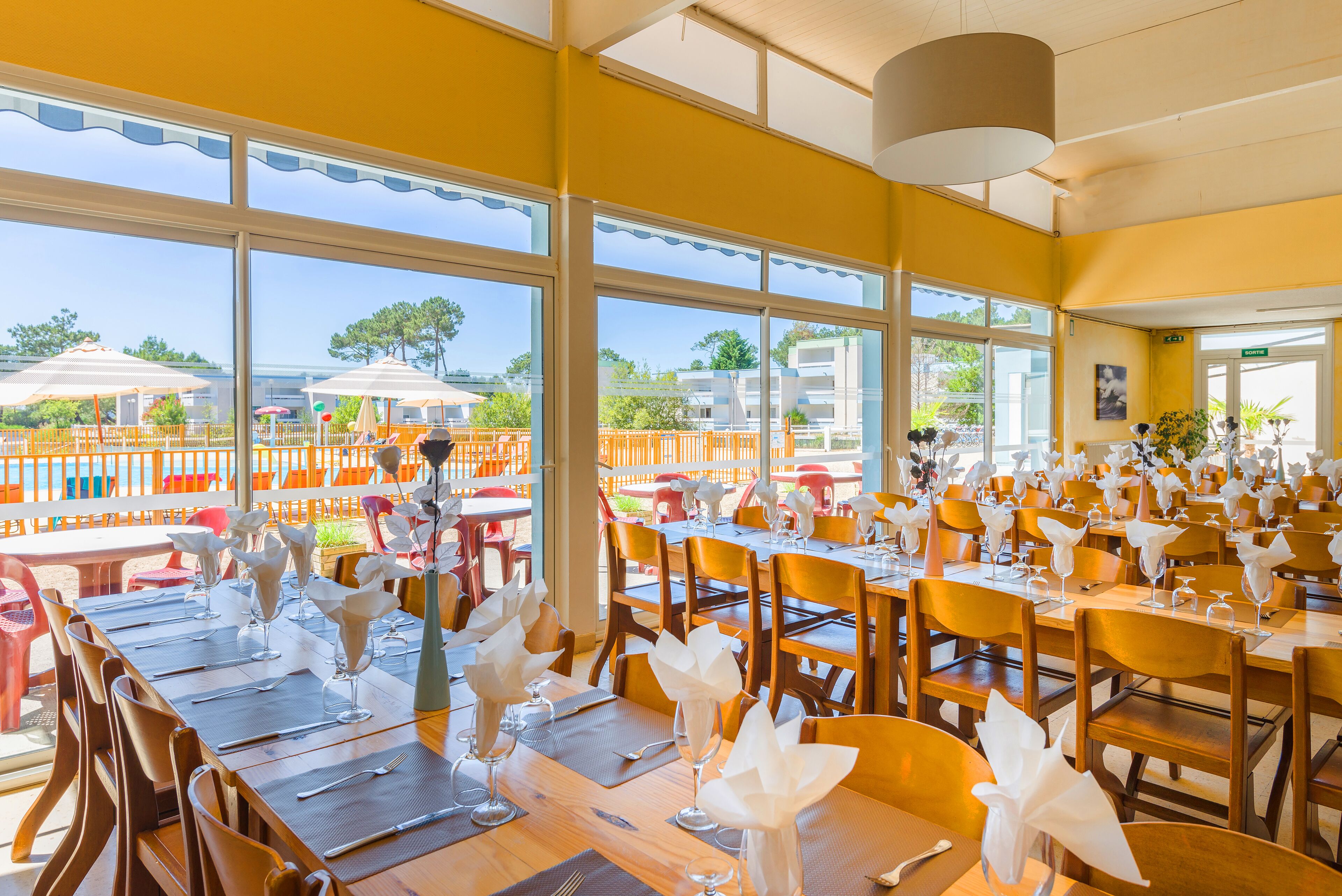 Petit déjeuner, déjeuner et dîner servis sur place