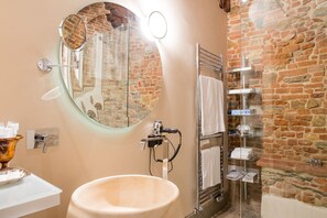 Dusche, kostenlose Toilettenartikel, Haartrockner, Bademäntel