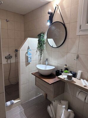 Executive Bungalow, 1 Bedroom | Bathroom | Shower, free toiletries, hair dryer, slippers - Mare Nostrum Santo (Santorini)