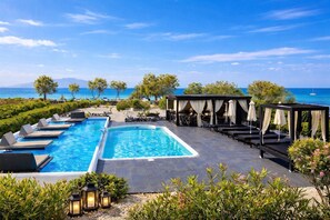 Sæsonbestemt udendørs pool, åben fra kl. 07.00 til kl. 21.00, parasoller