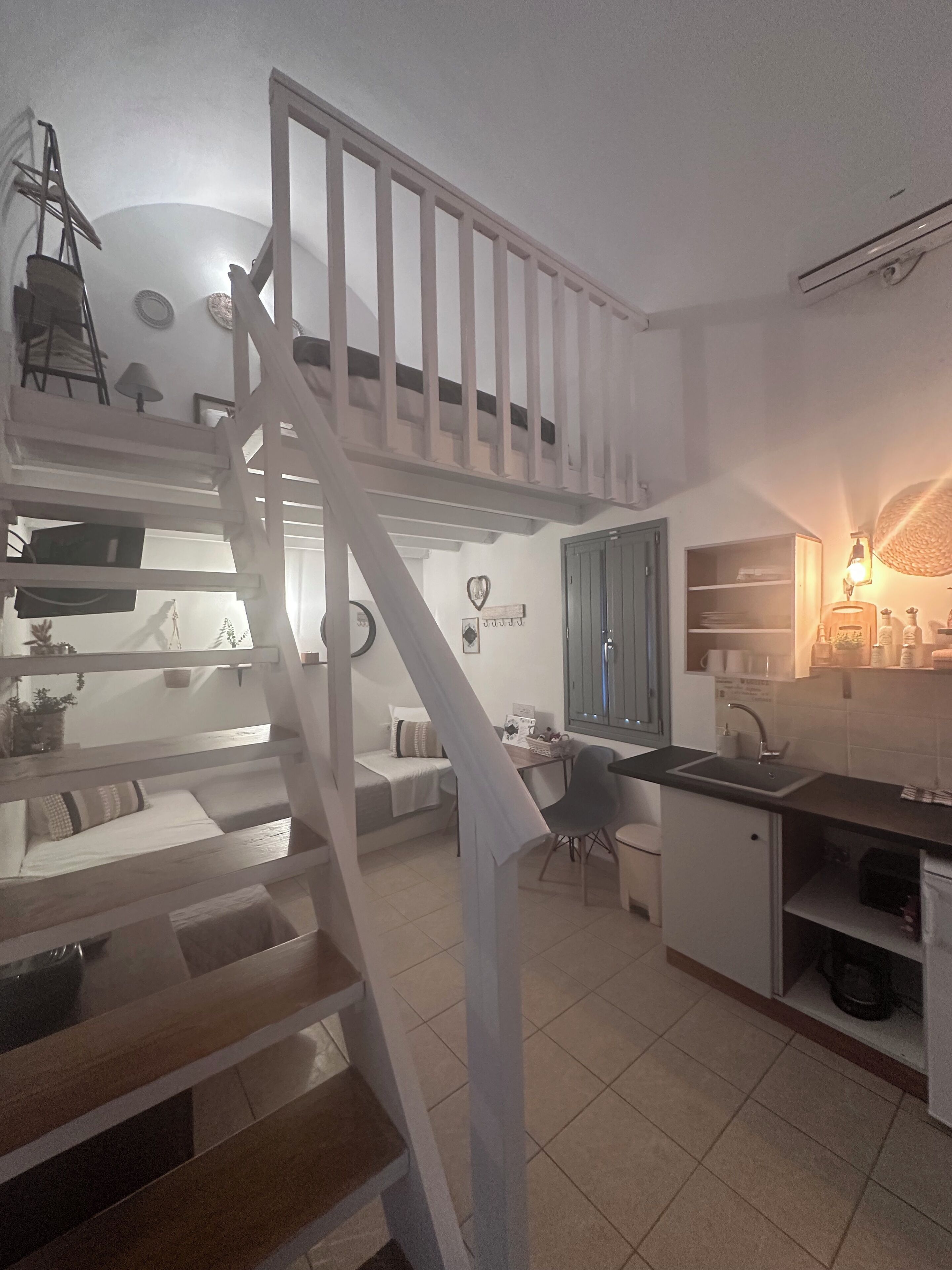 unior Bungalow | In-room safe, individually decorated, individually furnished, desk