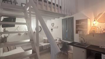 unior Bungalow | In-room safe, individually decorated, individually furnished, desk