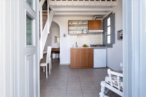 객실 내 금고, 각각 다른 스타일의 인테리어, 각각 다르게 가구 비치, 책상