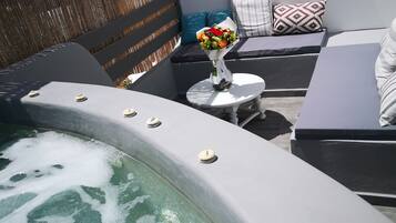 Honeymoon Bungalow | Private spa tub