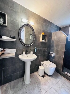 Comfort Bungalow | Baño | Ducha, artículos de higiene personal gratuitos y secador de pelo