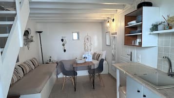 Executive Bungalow, 1 Bedroom | Dapur pribadi | Lemari es, kompor, mesin pembuat kopi/teh, dan ketel listrik