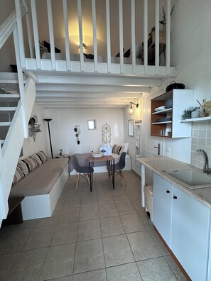 Executive Bungalow, 1 Bedroom | Cocina privada | Frigorífico, placa de cocina, cafetera o tetera y hervidor eléctrico