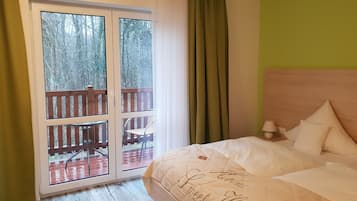 Habitación doble Confort, balcón, vista al jardín | Edredón, caja de seguridad en la habitación y escritorio