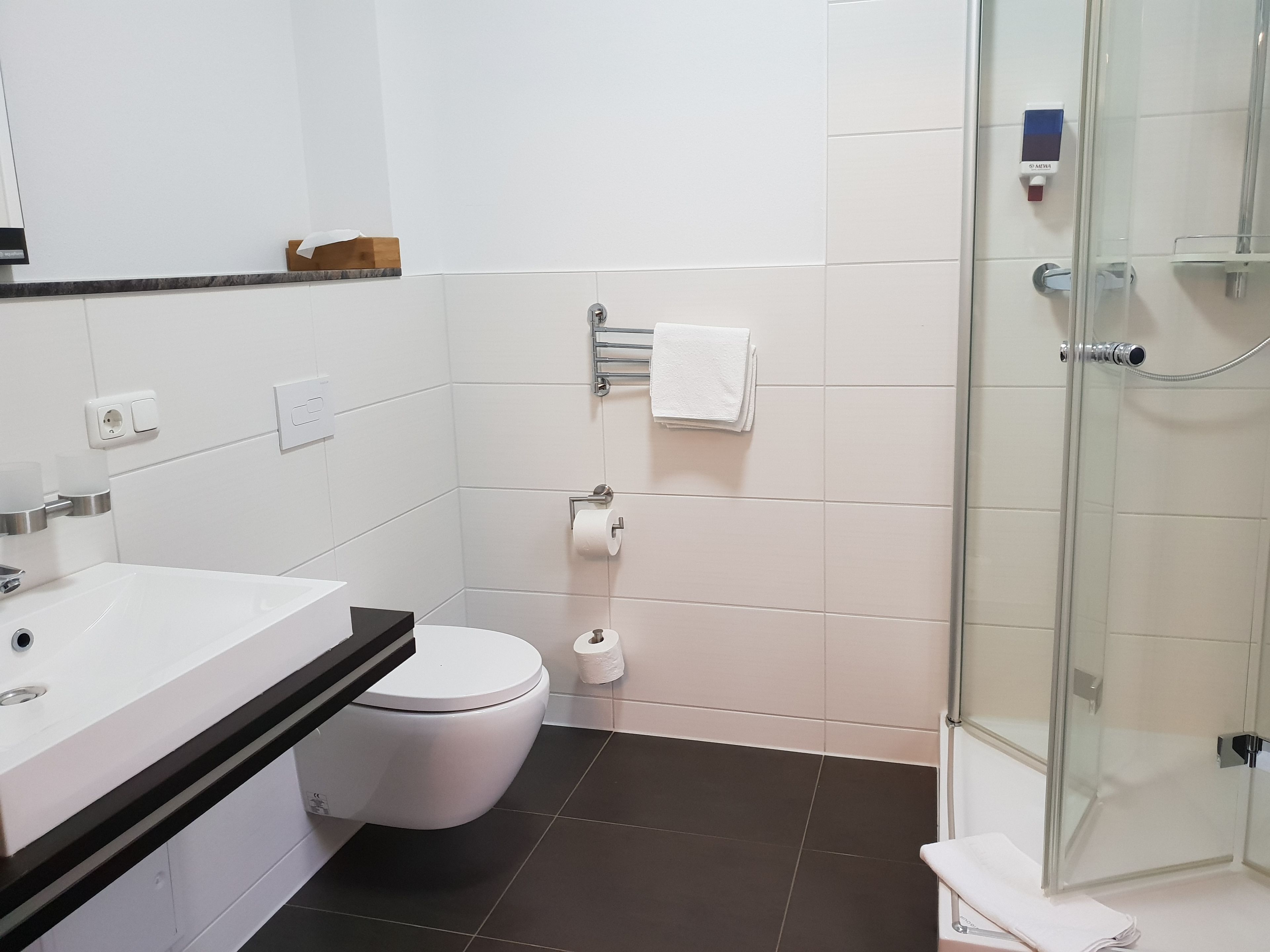 single room | bathroom | shower, free toiletries, hair dryer, bathrobes